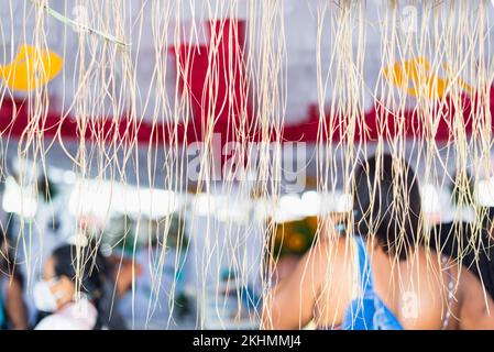 Candomble-Mitglieder werden während einer religiösen Demonstration namens Bembe do Mercado in der Stadt Santo Amaro gesehen. Stockfoto
