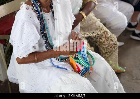 Candomble-Mitglieder werden während einer religiösen Demonstration namens Bembe do Mercado in der Stadt Santo Amaro gesehen. Stockfoto