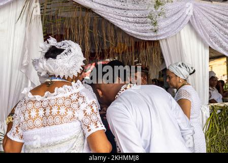 Candomble-Mitglieder werden während einer religiösen Demonstration namens Bembe do Mercado in der Stadt Santo Amaro gesehen. Stockfoto