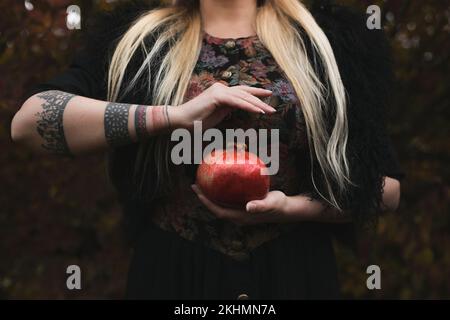 Nahaufnahme Frau mit Granatapfel Konzeptfoto Stockfoto