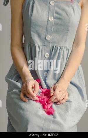 Nahaufnahme der Blumen auf den Knien Konzeptfoto Stockfoto