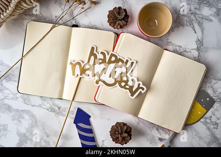 Eine Draufsicht auf die Fotoaufzeichnungen zum Thema Neujahr ist auf zwei Skizzenbücher verteilt Stockfoto