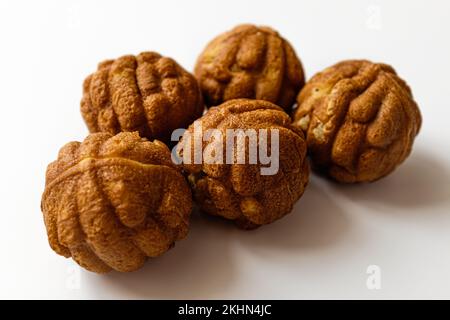 Walnussbrot auf weißem Hintergrund Stockfoto