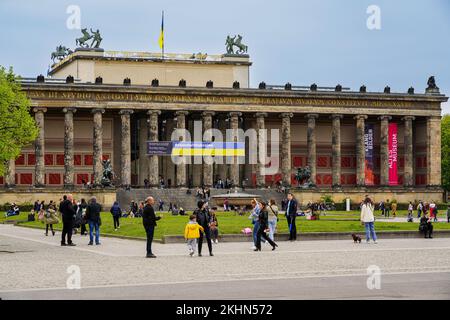 Leute vor dem Alten Museum in Berlin. Am Gebäude hängt ein Banner mit der Inschrift Ukraine. Stockfoto