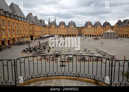 Der Hauptplatz Place Ducale in Charleville Mezieres, Ardennen, Grand Est, Frankreich, mit traditionellen Fassaden, Arkaden und Kopfsteinpflaster Stockfoto