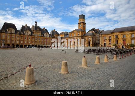 Der Hauptplatz Place Ducale in Charleville Mezieres, Ardennen, Grand Est, Frankreich, mit traditionellen Fassaden, Arkaden und Kopfsteinpflaster Stockfoto