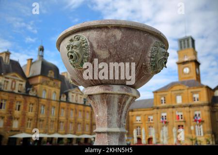 Nahaufnahme der Details des Brunnens am Place Ducale in Charleville Mezieres, Ardennen, Grand Est, Frankreich Stockfoto