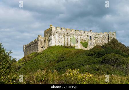 Manorbier Castle erhebt sich über den Dünen in Manorbier an der Südküste von Pembrokeshire, West Wales Stockfoto