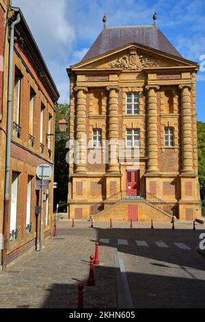 Die Außenfassade des Arthur Rimbaud Museums am Ufer der Maas in Charleville Mezieres, Ardennen, Grand Est, Frankreich Stockfoto