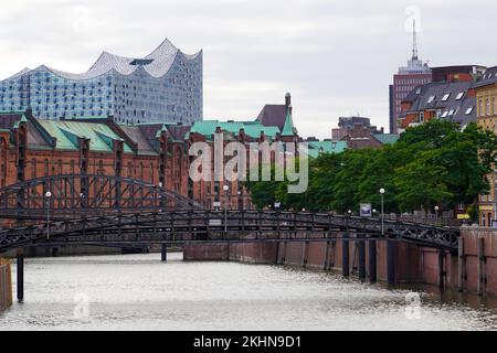 Die Hamburger Speicherstadt ist der größte historische Lagerhauskomplex der Welt und befindet sich im Hamburger Hafen. Es ist seit 1991 ein denkmalgeschütztes Denkmal Stockfoto