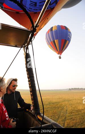 Frankreich. Seine-et-Marne (77) Heißluftballonflug vom Moret-Episy-Flugplatz (Loing Valley) Stockfoto