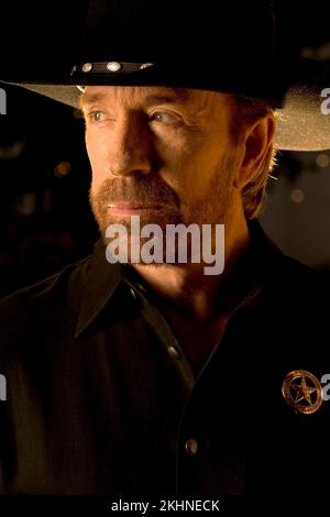 CHUCK NORRIS IN WALKER, TEXAS RANGER: FEUERVERSUCH (2005), REGIE AARON NORRIS. Guthaben: PARAMOUNT TV / Album Stockfoto