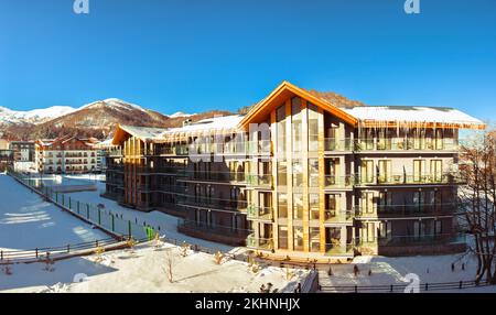 Bakuriani, Georgia - 5.. März 2022: Ferienwohnungen Wohnkomplex Wohnungen in Bakuriani Ferienski Resort in Georgia zu vermieten. Stockfoto