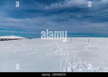 Praded und Petrovy kameny vom Vysoka-Loch-Hügel im Winter Jeseniky-Gebirge in der tschechischen republik Stockfoto