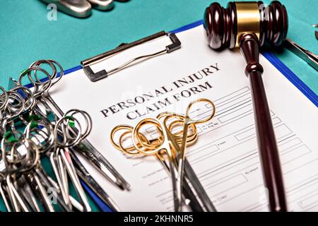 Juristische Dienstleistungen von Anwälten für Ansprüche wegen medizinischer Fehlleistungen. Antragsformular für medizinische Fehlleistungen. Stockfoto