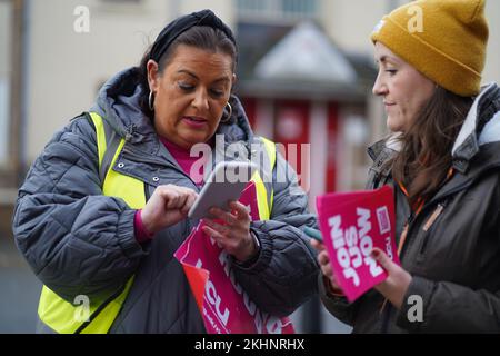 Cardiff University, Wales, Großbritannien. 24.. November 2022. Mitarbeiter der University and College Union (UCU), die am UCU-Streik an der Cardiff Univerity am 24.. November 2022 teilnahmen, Gutschrift Penallta Photographics/Alamy Live Credit: Penallta Photographics/Alamy Live News Stockfoto