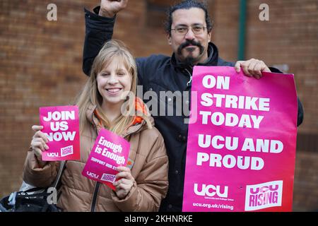 Cardiff University, Wales, Großbritannien. 24.. November 2022. Mitarbeiter der University and College Union (UCU), die am UCU-Streik an der Cardiff Univerity am 24.. November 2022 teilnahmen, Gutschrift Penallta Photographics/Alamy Live Credit: Penallta Photographics/Alamy Live News Stockfoto