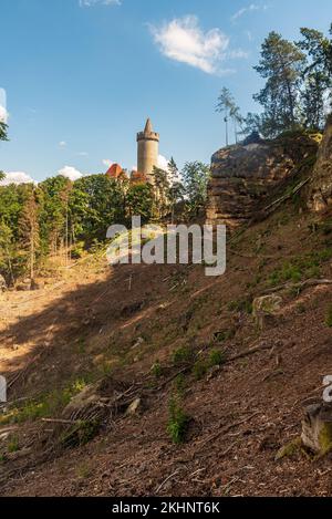 Kokorin-Burg mit Felsen und Bäumen in der tschechischen republik an einem wunderschönen Sommertag Stockfoto