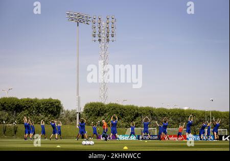 DOHA – Auswahl der niederländischen Nationalmannschaft während einer Schulung der niederländischen Nationalmannschaft am Trainingskomplex der Universität Katar am 24. November 2022 in Doha, Katar. Die niederländische Nationalmannschaft bereitet sich auf das WM-Spiel gegen Ecuador vor. ANP KOEN VAN WEEL Stockfoto