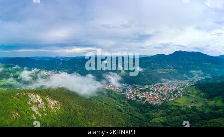 Bulgarische Stadt Smolyan mit See, Vegetation und Wolken. Rhodopen. Panorama, Draufsicht Stockfoto