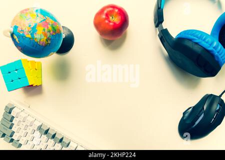 Draufsicht Kinder Desktop Anfänger Spieler Tastatur Arbeitsbereich Konzept, Draufsicht Spielausrüstung, Maus, Tastatur, Headset, auf weißem Tischhintergrund mit Polizist Stockfoto