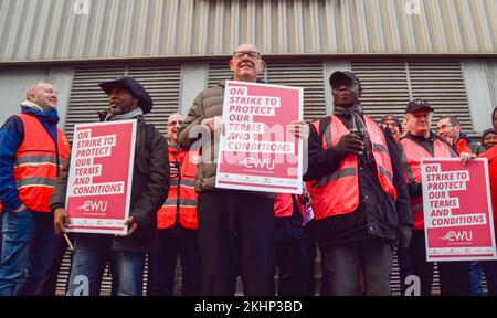 London, Großbritannien. 24.. November 2022 CWU-Generalsekretär DAVE WARD tritt vor dem Royal Mail Camden Delivery Office in die Streitkräfte ein. Die Union der Kommunikationsarbeiter (CWU) begann ihre Streikaktion noch vor dem Black Friday, da die Postangestellten weiterhin über die Lohn- und Beschäftigungsbedingungen hinausgehen. Kredit: Vuk Valcic/Alamy Live News Stockfoto