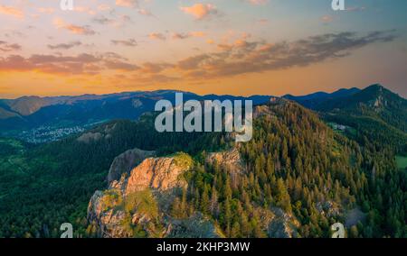 Bulgarische Stadt Smolyan mit See, Vegetation und Wolken. Rhodopen. Panorama, Draufsicht Stockfoto