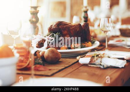 Türkei, Speisen und Thanksgiving-Tisch für traditionelle Feiern ohne Menschen, Einrichtung und Luxusmahlzeit. Hühnchen, Event- und Partyaufteilung mit Fleisch und Stockfoto
