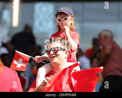 Al-Wakrah, Katar. 24.. November 2022. Fans reagieren vor dem Spiel der Gruppe G zwischen der Schweiz und Kamerun auf der FIFA-Weltmeisterschaft 2022 im Al Janoub Stadium in Al Wakrah, Katar, am 24. November 2022. Kredit: Wang Dongzhen/Xinhua/Alamy Live News Stockfoto