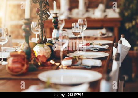 Tischdecken, feines Dining und Feier des Weihnachtsessens auf der Terrasse eines Hauses. Essen, Party und Esstisch bereit für ein Festmahl, Thanksgiving Stockfoto