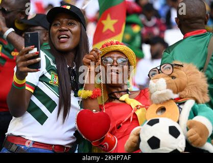 Al-Wakrah, Katar. 24.. November 2022. Fans reagieren vor dem Spiel der Gruppe G zwischen der Schweiz und Kamerun auf der FIFA-Weltmeisterschaft 2022 im Al Janoub Stadium in Al Wakrah, Katar, am 24. November 2022. Kredit: Xia Yifang/Xinhua/Alamy Live News Stockfoto