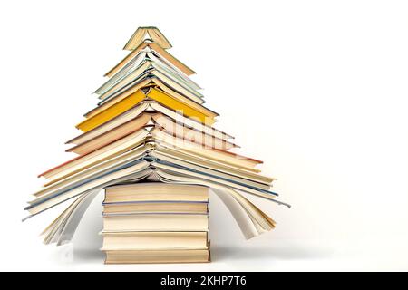 Ein Stapel Bücher in Form eines Weihnachtsbaums. Wissen, Lesen, Hobbys. Hochwertiges Foto Stockfoto