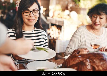 Essen, Wein und Feiern mit Abendessen, Party mit Frauen und Mahlzeit für Feiertage im Freien. Weihnachten oder Thanksgiving Festmahl mit Familie, gesellig Stockfoto