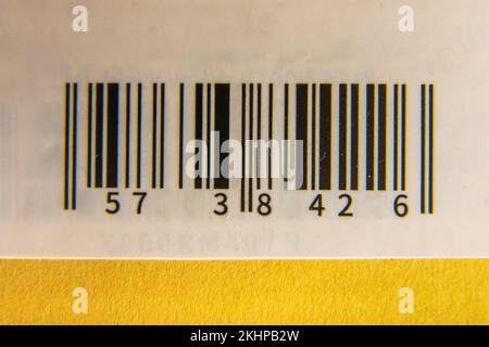 Foto eines Strichcodes auf einem Karton. Identifizierung der Waren Stockfoto