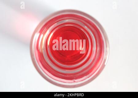 Rotes Getränk in einem kleinen Glas, das frisch ist, wenn es getrunken wird, wenn es verkauft wird Stockfoto