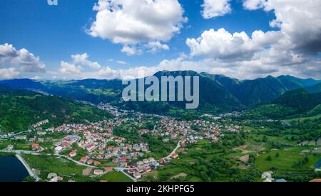 Bulgarische Stadt Smolyan mit See, Vegetation und Wolken. Rhodopen. Panorama, Draufsicht Stockfoto