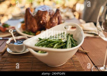 Speisen, Gemüse und Ernährung mit Tischeinstellung für Weihnachten oder Thanksgiving-Feiern, Abendessen oder Mittagessen. Gesunde Mahlzeit, grüne Bohnen Stockfoto