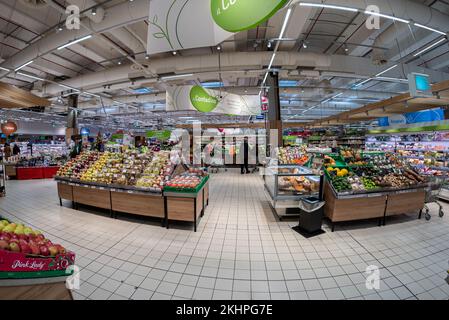 Cuneo, Italien - 22. November 2022: Obst- und Gemüseabteilung mit Verkaufsständen im großen italienischen Supermarkt Conad Stockfoto