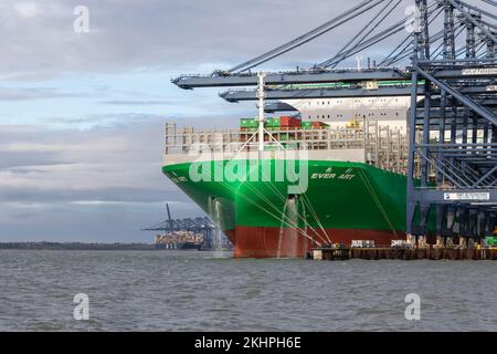 Felixstowe united Kingdom 22, November 2022 Containerschiff am Industriehafen im Import Export globales Geschäft Logistik und Transport weltweit, Stockfoto