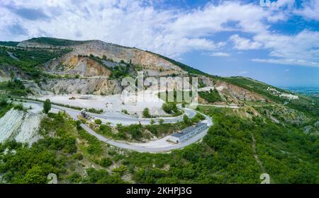 Bergbau auf einem Berg im Tal der Rhodope Mountains mit Wäldern und bewölktem Himmel. Panorama, Draufsicht Stockfoto