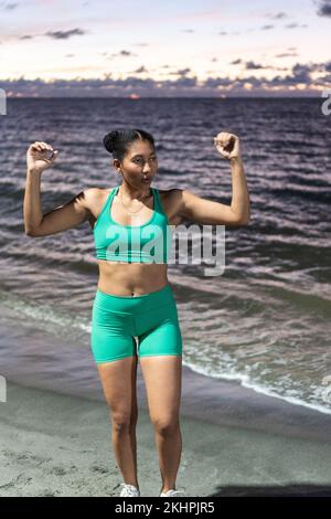 Afro-Frau, Die Ihre Arme Am Strand Streckt Stockfoto