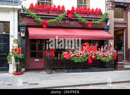 Weihnachtliches tableau schmückt die Ladenfront des französischen Restaurants Clos Maggiore. King Street, Covent Garden, London, England, Großbritannien Stockfoto