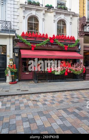 Weihnachtliches tableau schmückt die Ladenfront des französischen Restaurants Clos Maggiore. King Street, Covent Garden, London, England, Großbritannien Stockfoto