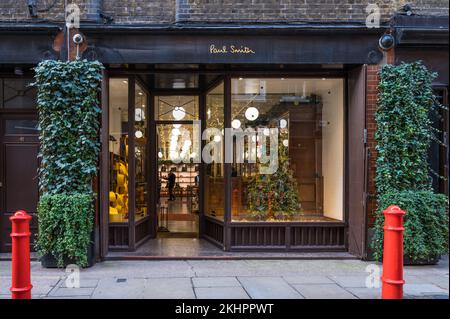 Paul Smith Modegeschäft mit weihnachtlich dekoriertem Interieur und Weihnachtsbaum im Fenster. Floral Street, Covent Garden, London, England, Großbritannien Stockfoto