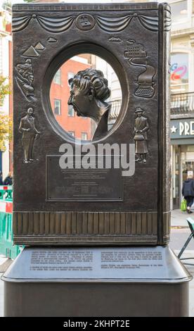 Agatha Christie Memorial von Ben Twiston-Davies, steht an der Kreuzung von Cranbourn Street und Great Newport Street. London, England, Großbritannien Stockfoto