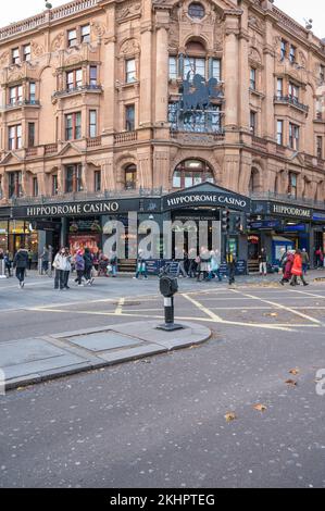 Die Besucher kommen am Hippodrome Casino vorbei, einem 24/7 erbauten Kasino in der Cranbourn Street, das Live-Spiele, Unterhaltung und Bars bietet. London, England, Großbritannien Stockfoto