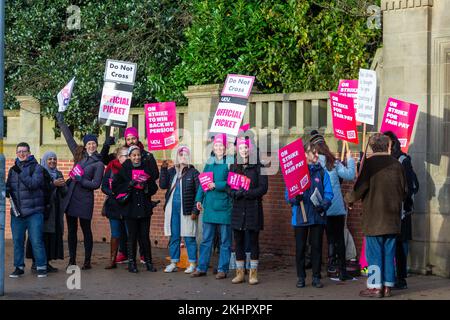 Birmingham, Großbritannien. 24.. November 2022. Die Mitarbeiter der University of Birmingham nehmen zusammen mit 70.000 weiteren Mitgliedern der University and College Union (UCU) an einer landesweiten Besichtigung der Gehälter, Bedingungen und Pensionen Teil. "Unser Streit ist mit der Universität und nicht unbedingt mit der Regierung. Die University of Birmingham verfügt über reichlich Geld, ist aber nicht bereit, das Lohngefälle zwischen dem niedrigsten und dem höchsten Gehalt zu schließen.“ Ein Sprecher kommentierte das. Der Streik könnte sich auf 2,5m Schüler im Land auswirken. Kredit: Peter Lopeman/Alamy Live News Stockfoto