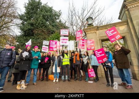 Birmingham, Großbritannien. 24.. November 2022. Die Mitarbeiter der University of Birmingham nehmen zusammen mit 70.000 weiteren Mitgliedern der University and College Union (UCU) an einer landesweiten Besichtigung der Gehälter, Bedingungen und Pensionen Teil. "Unser Streit ist mit der Universität und nicht unbedingt mit der Regierung. Die University of Birmingham verfügt über reichlich Geld, ist aber nicht bereit, das Lohngefälle zwischen dem niedrigsten und dem höchsten Gehalt zu schließen.“ Ein Sprecher kommentierte das. Der Streik könnte sich auf 2,5m Schüler im Land auswirken. Kredit: Peter Lopeman/Alamy Live News Stockfoto