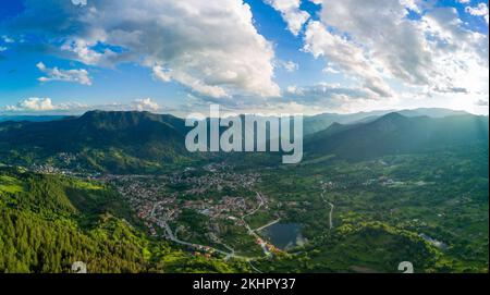 Bulgarische Stadt Smolyan mit See, Vegetation und Wolken. Rhodopen. Panorama, Draufsicht Stockfoto