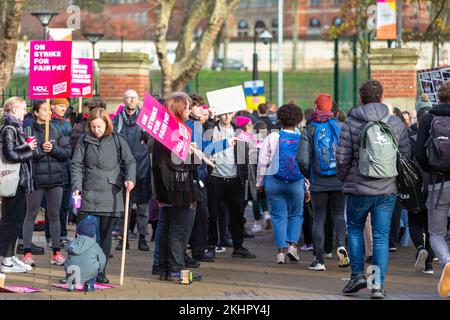 Birmingham, Großbritannien. 24.. November 2022. Die Mitarbeiter der University of Birmingham nehmen zusammen mit 70.000 weiteren Mitgliedern der University and College Union (UCU) an einer landesweiten Besichtigung der Gehälter, Bedingungen und Pensionen Teil. "Unser Streit ist mit der Universität und nicht unbedingt mit der Regierung. Die University of Birmingham verfügt über reichlich Geld, ist aber nicht bereit, das Lohngefälle zwischen dem niedrigsten und dem höchsten Gehalt zu schließen.“ Ein Sprecher kommentierte das. Der Streik könnte sich auf 2,5m Schüler im Land auswirken. Kredit: Peter Lopeman/Alamy Live News Stockfoto